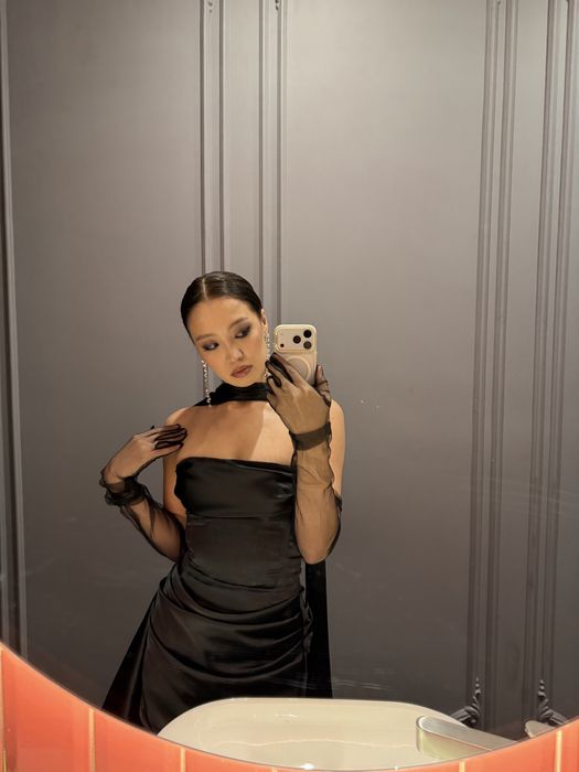 Черное атласное платье