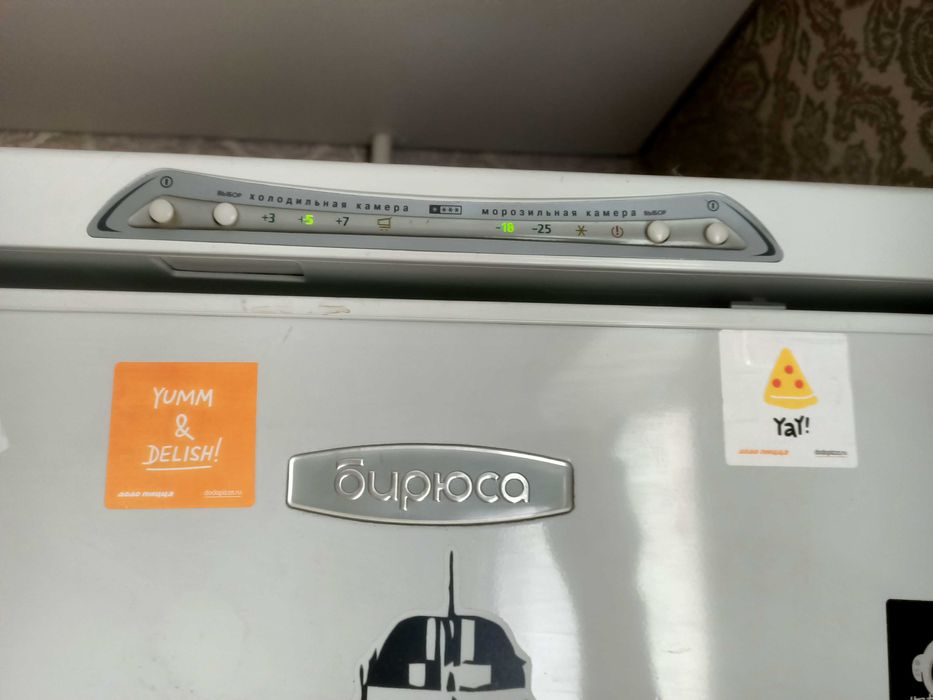 Холодильник двухкамерный,два мотора.