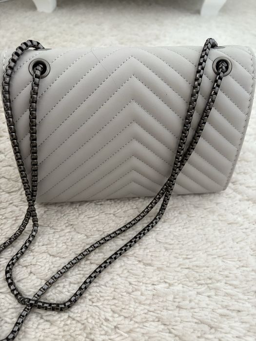 Geanta dama YSL Nepurtata, nu este originala