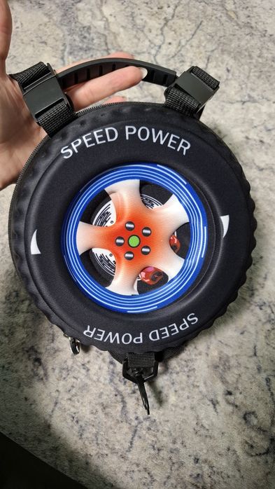 Ефектна раница за момче във формата на гума на кола