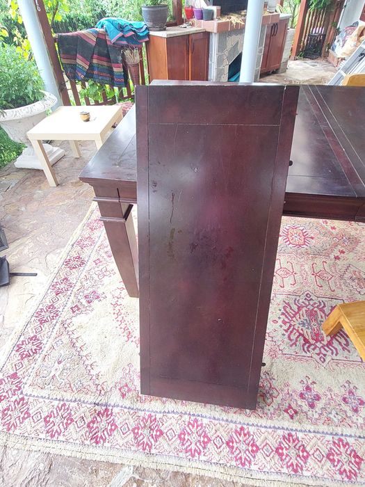 Голяма маса от масивно дърво