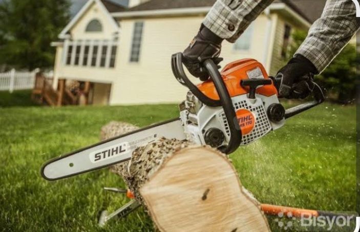 Мастер выполнит спил и вырубку деревьев любой сложности