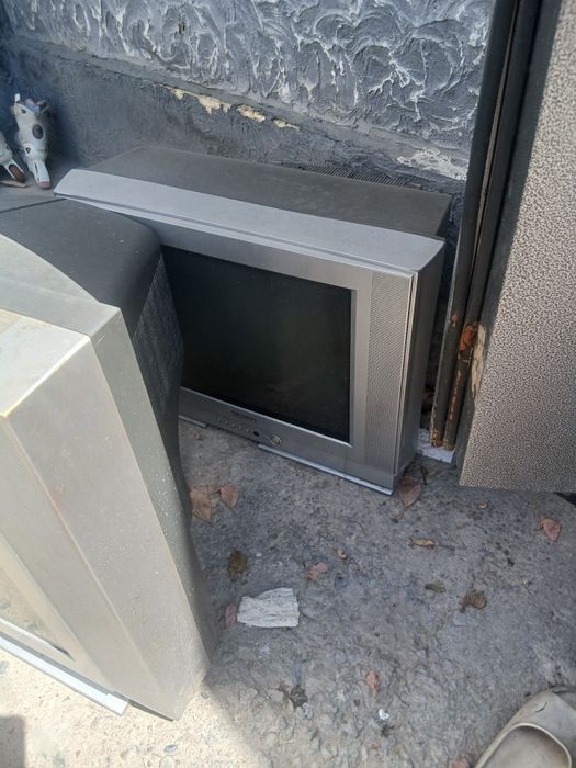 Телевизоры две самсунг и дайво