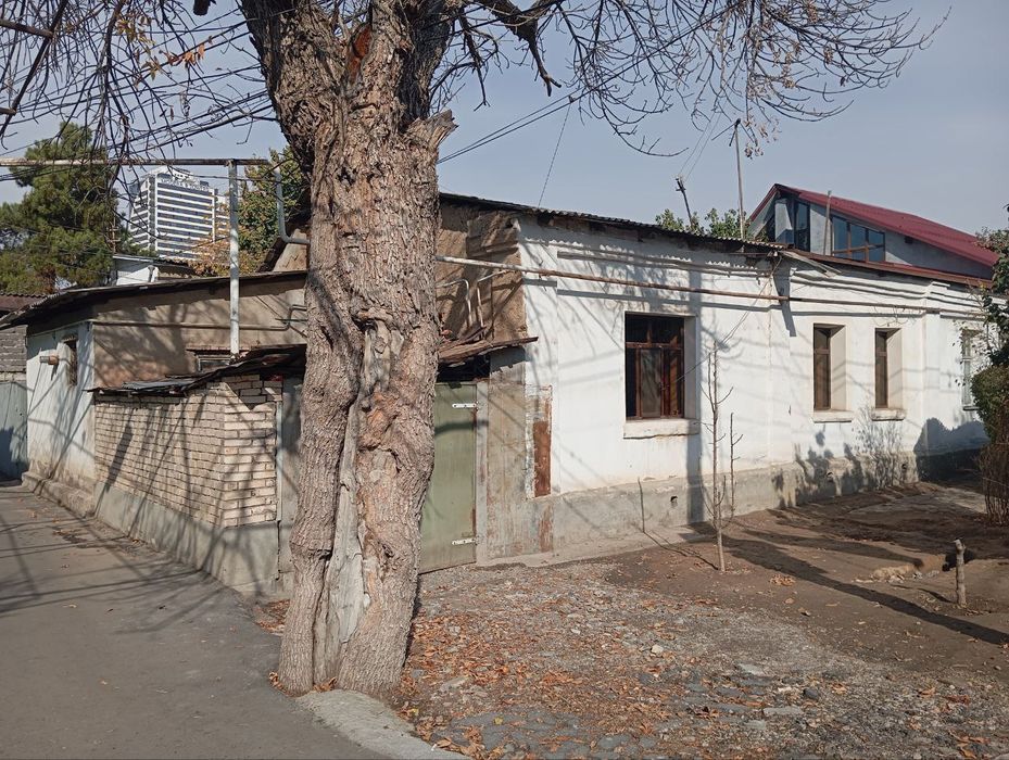 Срочно продаётся угловой 13,5×22,5 дом в центре города , под застройку