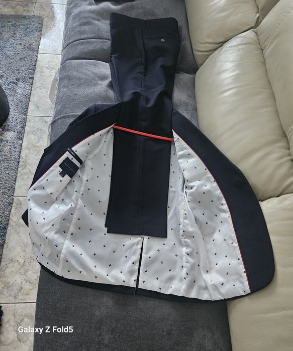 Vând costum Tommy H. 12 ani