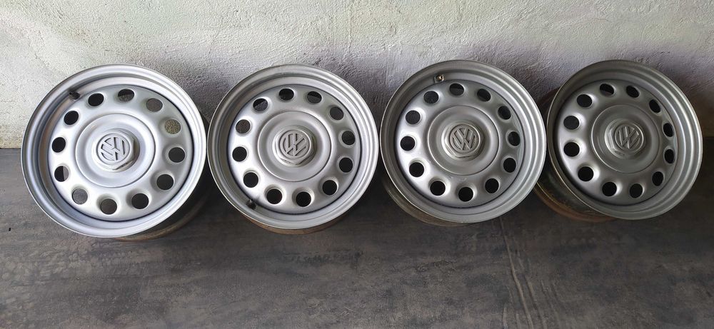 Продам железные диски с колпаками на Volkswagen.