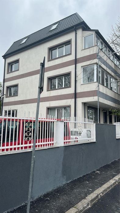 Închiriez mansarda în clădire birouri.