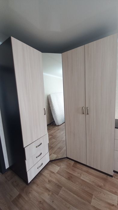 Продам Шкаф угловой с зеркалом