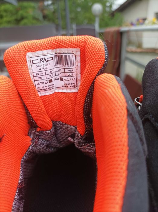 Номер 34. Естествен лак, кожена стелка. Нови. 25 лв.