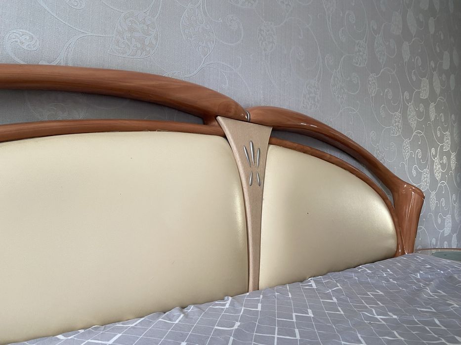 Продам кровать с изголовьем из натуральной кожи