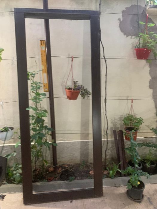 Ușa de interior din lemn stratificat 
Dimensiuni   90/210 .