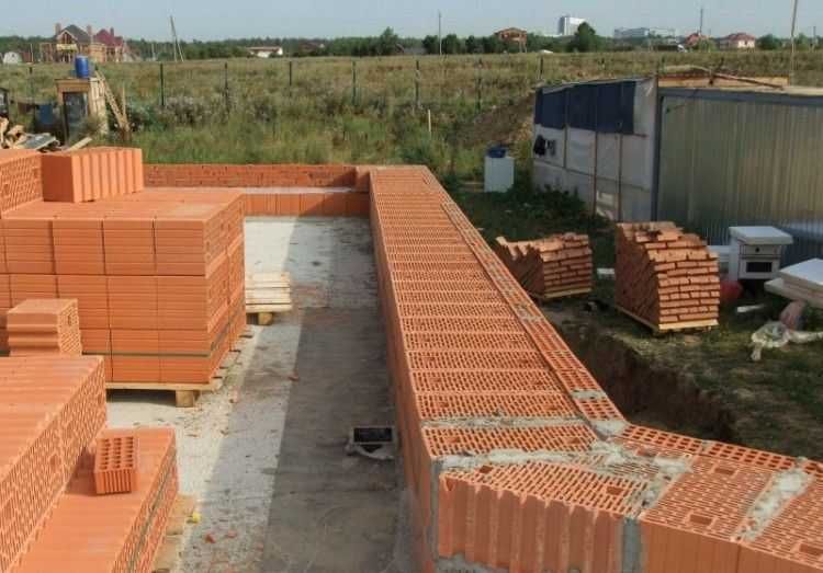 Firma constructii. case la rosu material+manopera