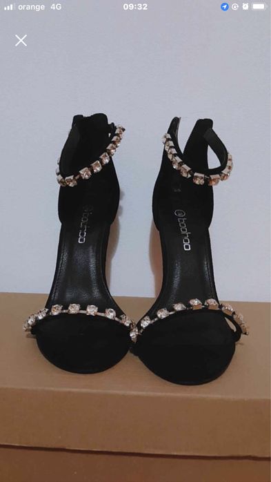 Vând sandale negre elegante