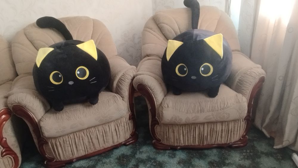 Две большие игрушки чёрные коты