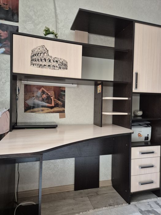 Стол письменный.