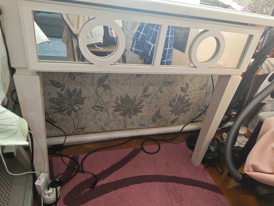 Продам дамский столик с зеркалом