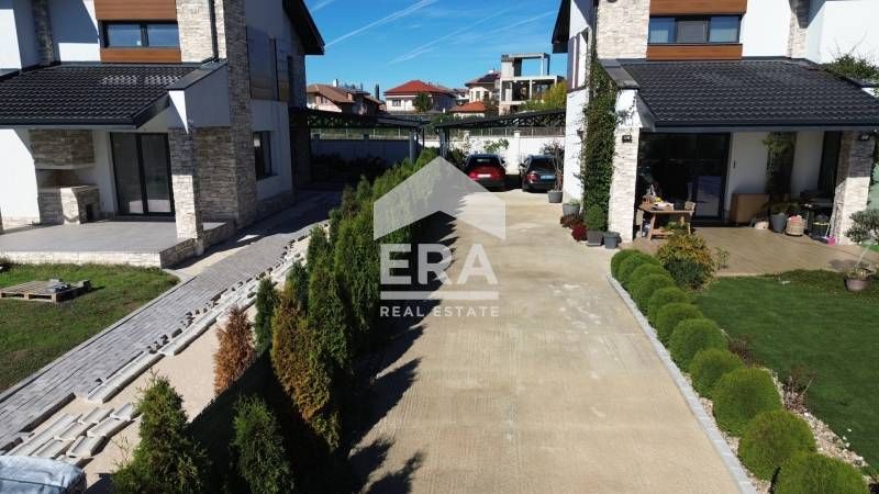 Триетажна обзаведена къща за продажба, с двор, басейн и 2 паркоместа,