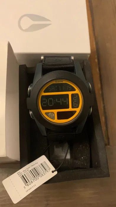 Чисто нов часовник NIXON