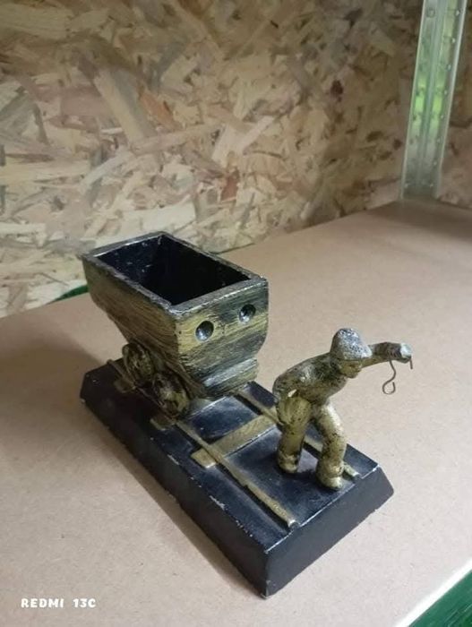 Метална статуетка миньор дърпа вагонетка