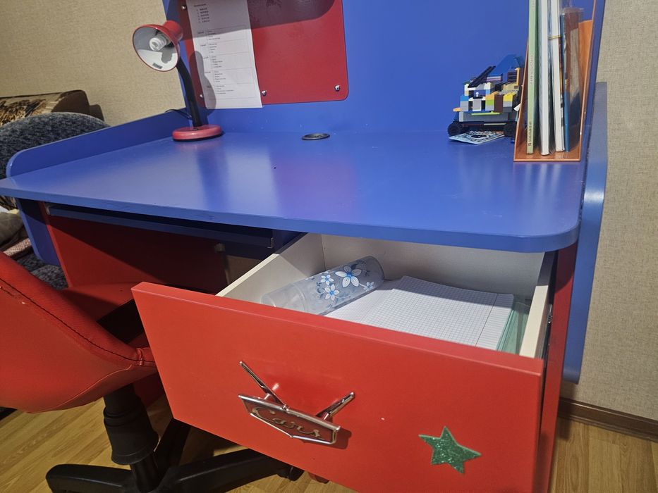 Стол компьютерный детский