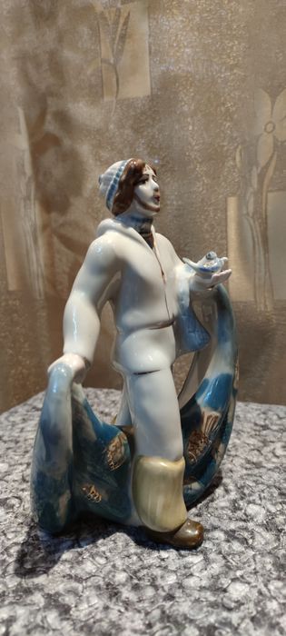 Статуэтка фарфоровая