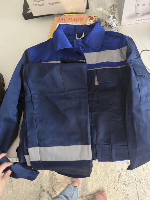 Продам спецовку и обувь  40 размер 46