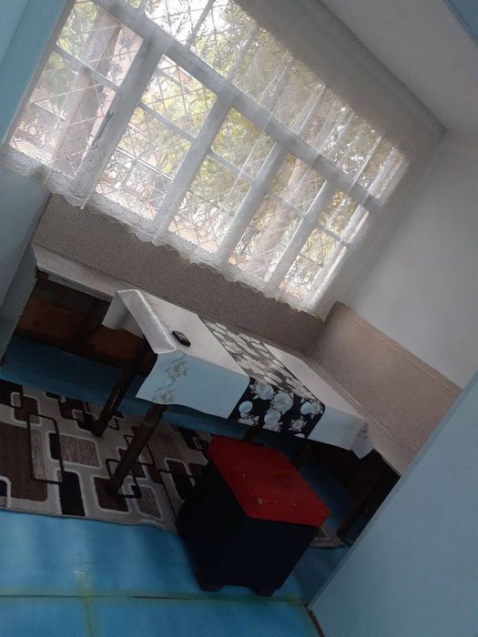 Сдаётся квартира в чирчике 2х ком 1 этаж на питисотки рядом 3 школы