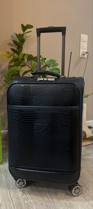 Чемодан средний