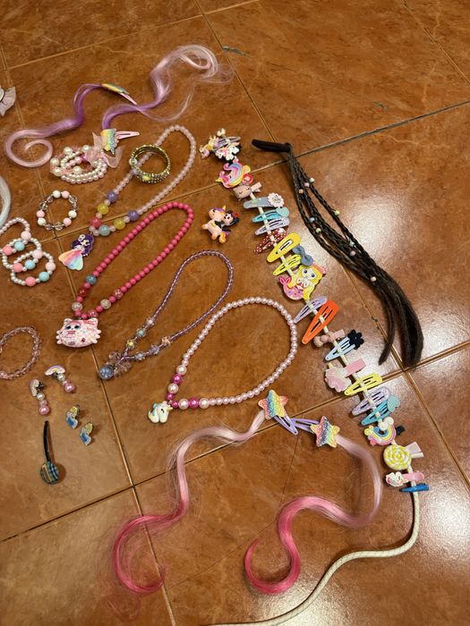 Детские заколки , браслеты , бусики .