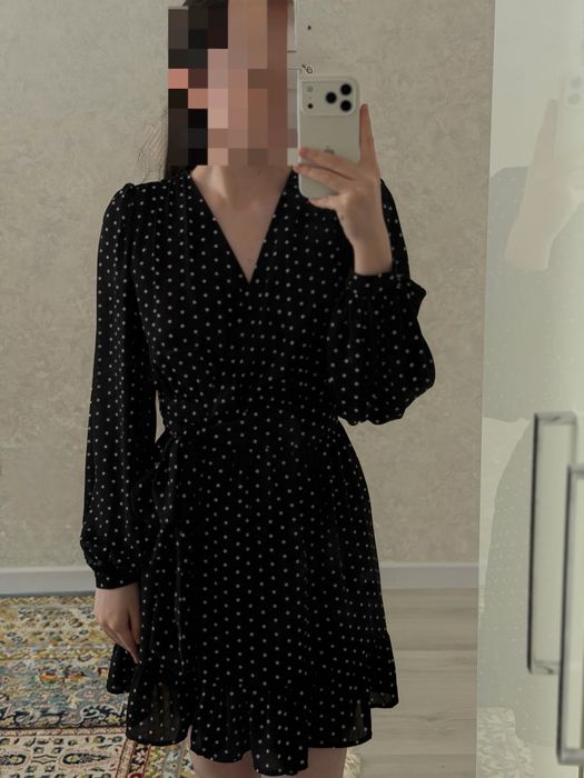Короткое платье в горошек