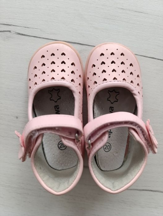 Детски розови обувки