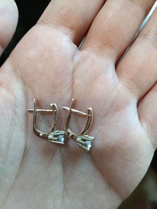 Продам золотые серьги