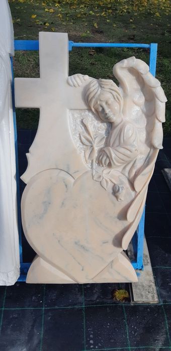 Vând marmură,cruci de marmură și monumente funerare,transport gratuit!
