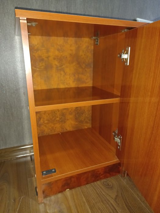 Kampyuter va stol sotiladi