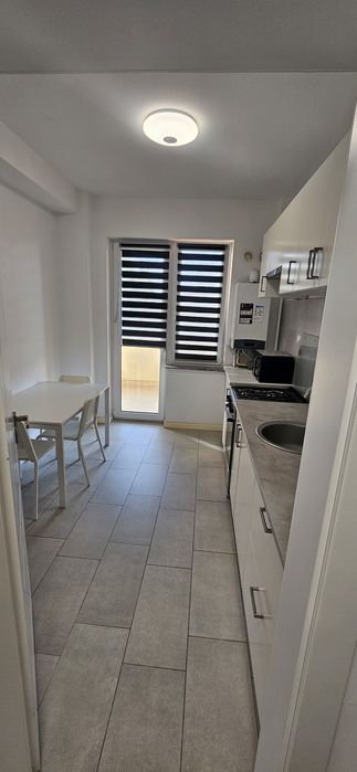 Proprietar închiriez apartament 2 camere, bloc nou, zonă Centrală, cu loc de parcare inclus in curte