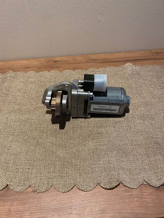 BMW Nidec 4E 4430 D 1ES моторче за рейка