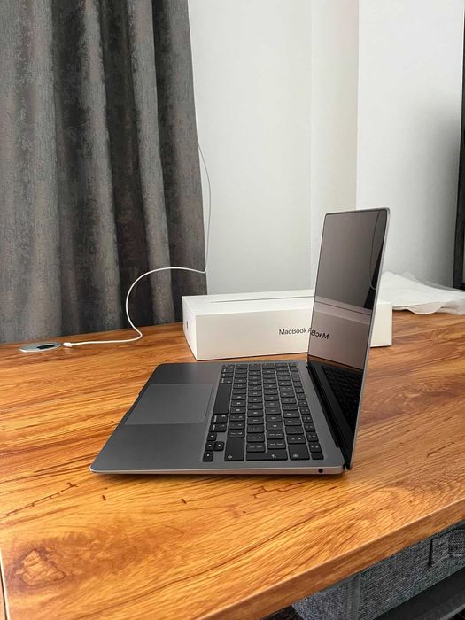 MacBook Air M1 13" (Apple Silicon), 8GB RAM, 256GB SSD - Ca NOU (Sub 100 utilizări), Cutie Completă