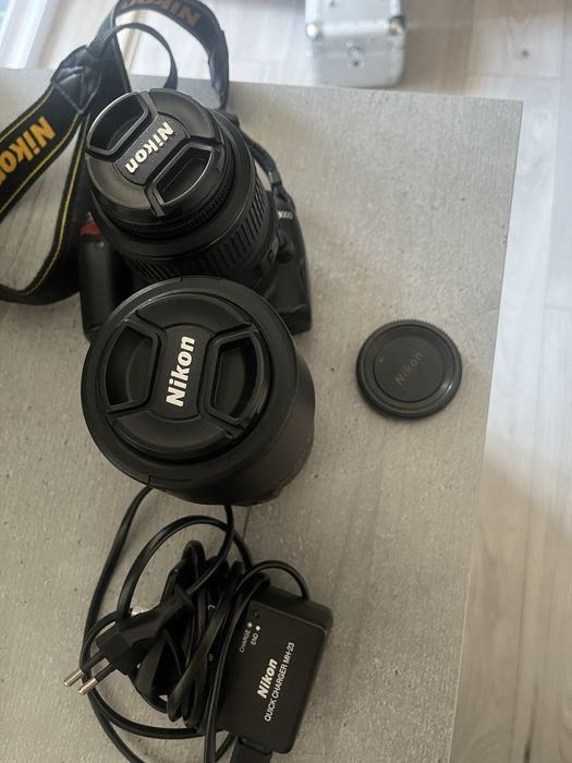Vind cam foto Nikon folosita f putin,in stare f buna de functionare,fara urme de uzura