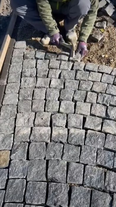 Vând piatră cubică andezit și montez