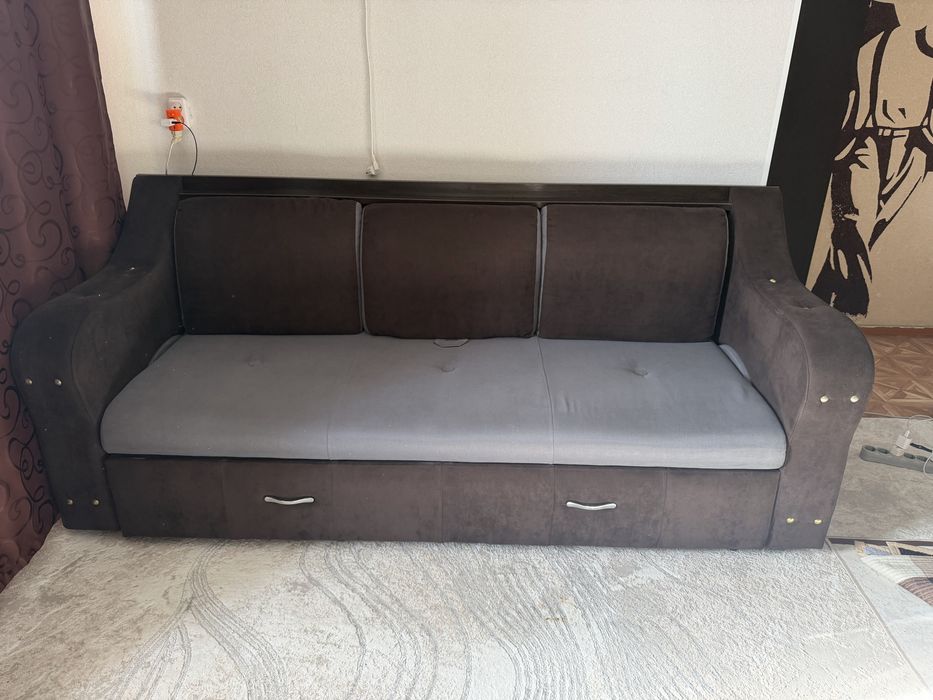 Диван с выдвигающимся столом