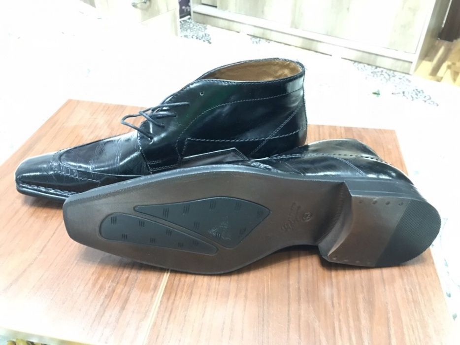 Мужская обувь продается.Каричневые кожаные на замке