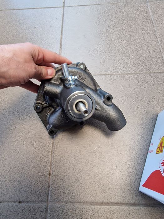 Pompa apa tractor fiat 211.215.250 fiat 311.315.411.415 preț 650 lei b