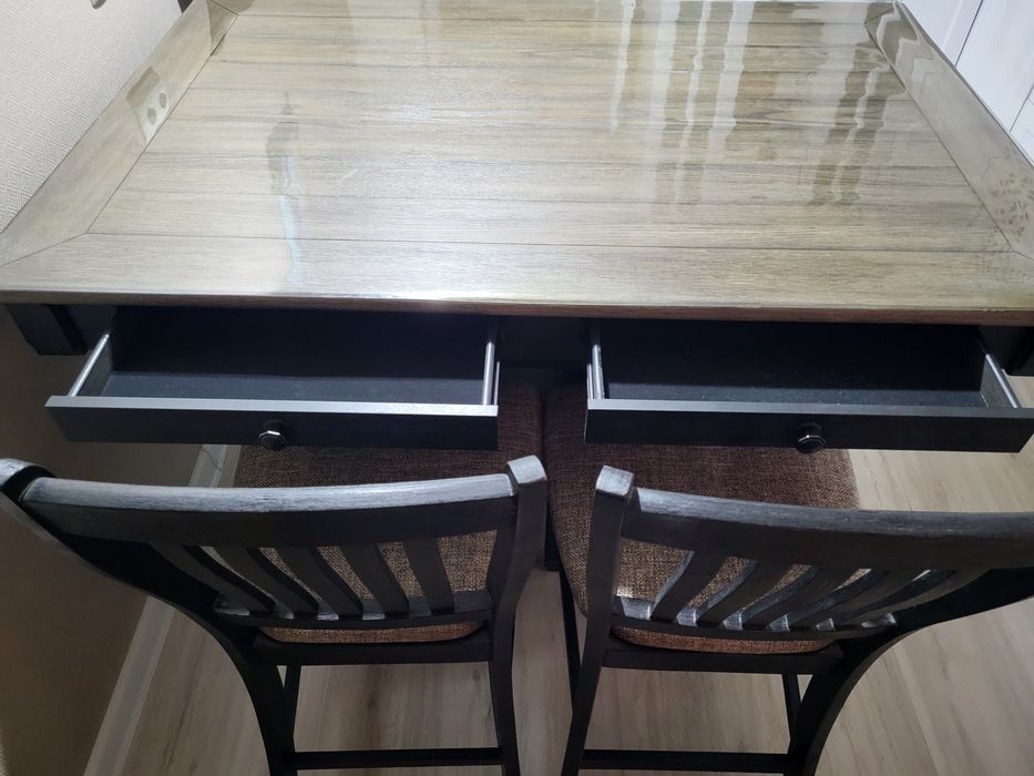 Шикарный стол дерево