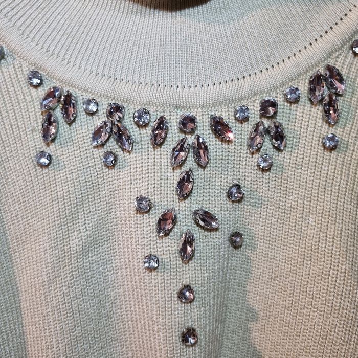 Дамски пуловер с камъни бежов