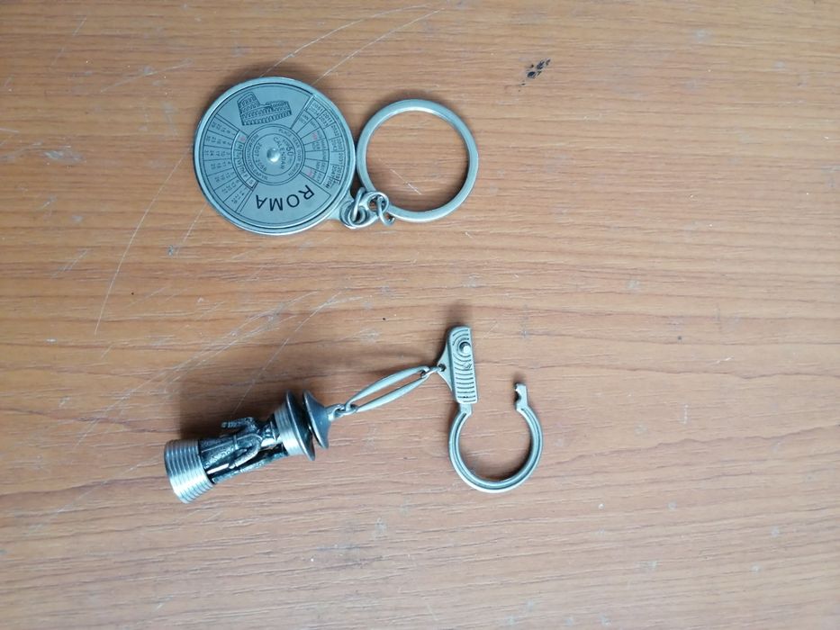 Breloc special Vietnam și Roma