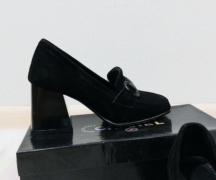 Замшевые новые туфли