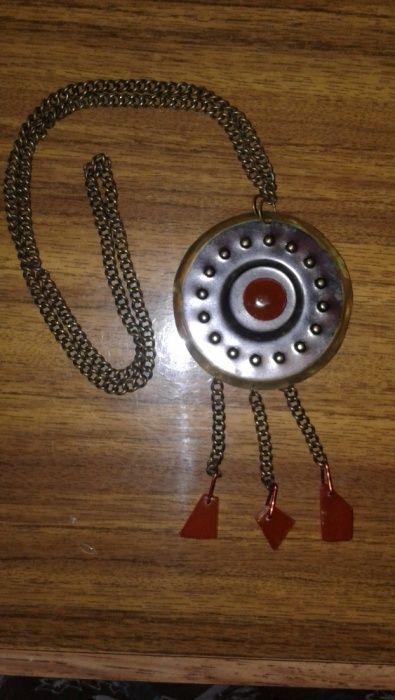 кулон с янтарем.