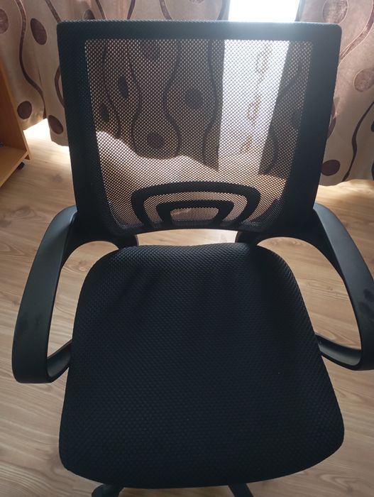 Urgent!! Vând birou ptr.monitor/calculator,în stare perfectă, fără def