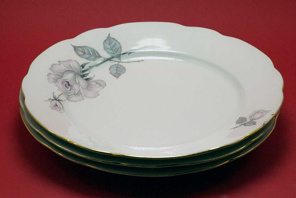 4 тарелки "Ветка розы" Тонкий Чехословацкий фарфор.