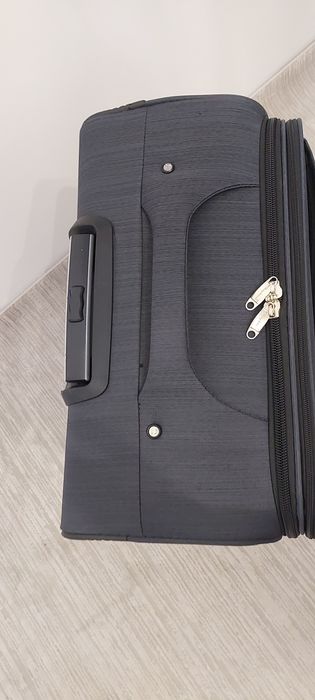 Чемодан большой серого цвета
